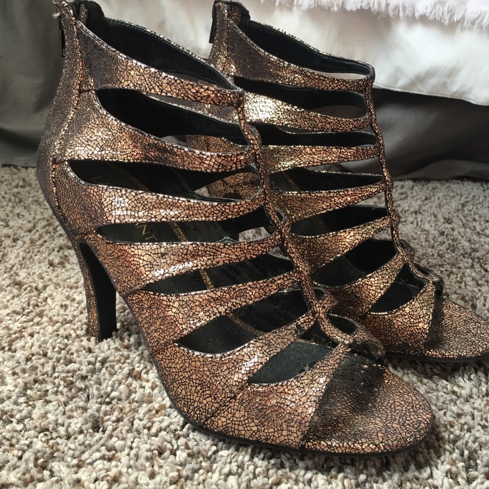 Beautiful high heels! Sparkly and comfortable!!